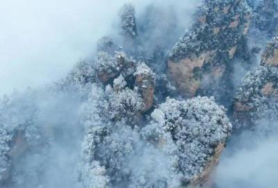 張家界再迎春雪，千峰沐雪如仙境